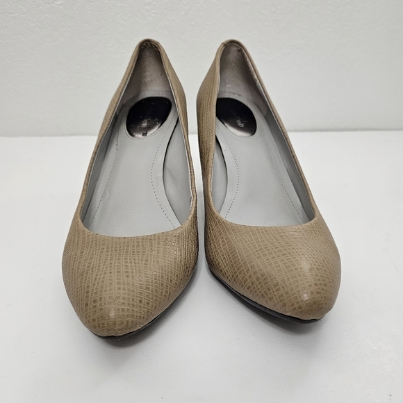 Calvin Klein Selene Neutral Tan Pumps Textured Leather Slip On Shoes Size 8.5 - Picture 2 of 11
